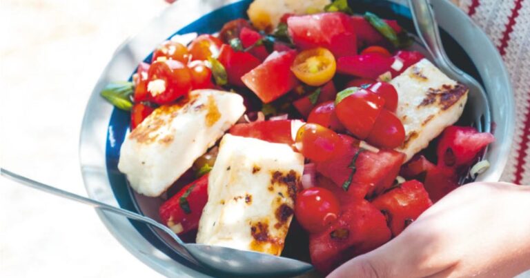Recette de halloumi grillé, pastèque et tomates cerises pour un repas estival équilibré