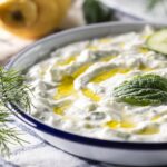 Recette de labneh à l&rsquo;huile d&rsquo;olive, menthe et concombre pour une cuisine méditerranéenne saine