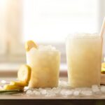 Recette de milk-shake glacé à la banane préparé avec le Ninja Slushi pour un été frais.