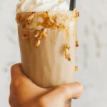 Recette de milk-shake glacé au caramel et chantilly préparée avec le Ninja Slushi