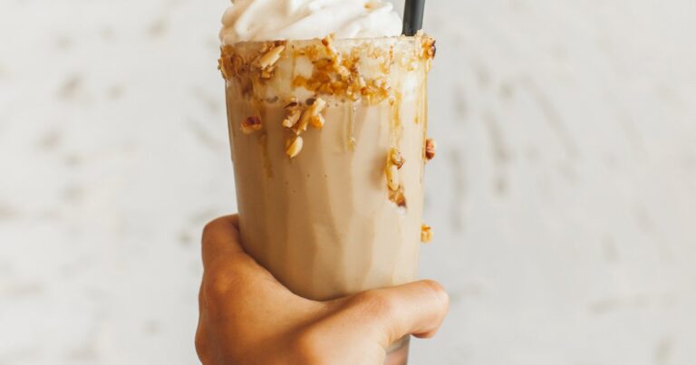 Recette de milk-shake glacé au caramel et chantilly préparée avec le Ninja Slushi