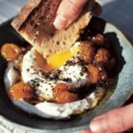 Recette d&rsquo;œufs à la turque avec tomates cerises préservées pour un plat traditionnel.