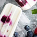 Recette de popsicles glacés au yaourt, fruits et granola pour un été rafraîchissant