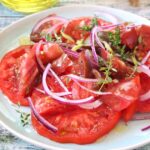 Salade de tomates au sumac et oignon rouge : une recette méditerranéenne simple et fraîche.