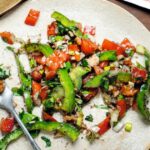 Recette traditionnelle de la salade de Gaziantep, symbole de la cuisine turque.