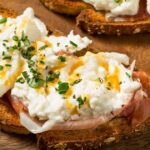 Recette de tartines chaudes à la burrata, jambon cru et miel épicé pour un repas rapide