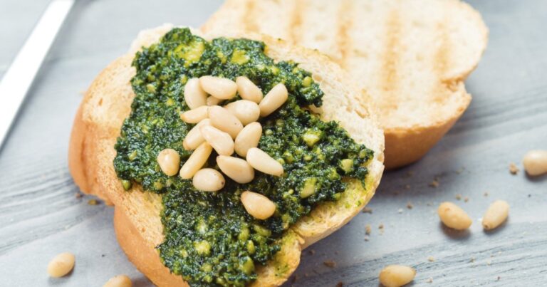 Recette de tartines de pesto maison aux pignons de pin pour un repas rapide et savoureux