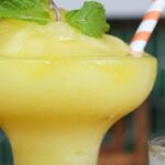 Recette de Frozen Margarita à la mangue préparée avec le Ninja Slushi.