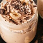 Recette de milkshake glacé chocolat-noisette préparé avec le Ninja Slushi.