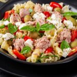 Recette de salade de pâtes au thon et à la mozzarella pour un repas équilibré.
