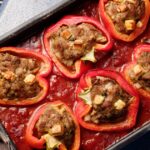 Recette de poivrons farcis à la viande et à la feta, un plat traditionnel méditerranéen.