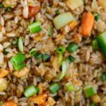 Riz frit aux légumes et oignons nouveaux : une recette simple et nutritive à découvrir.