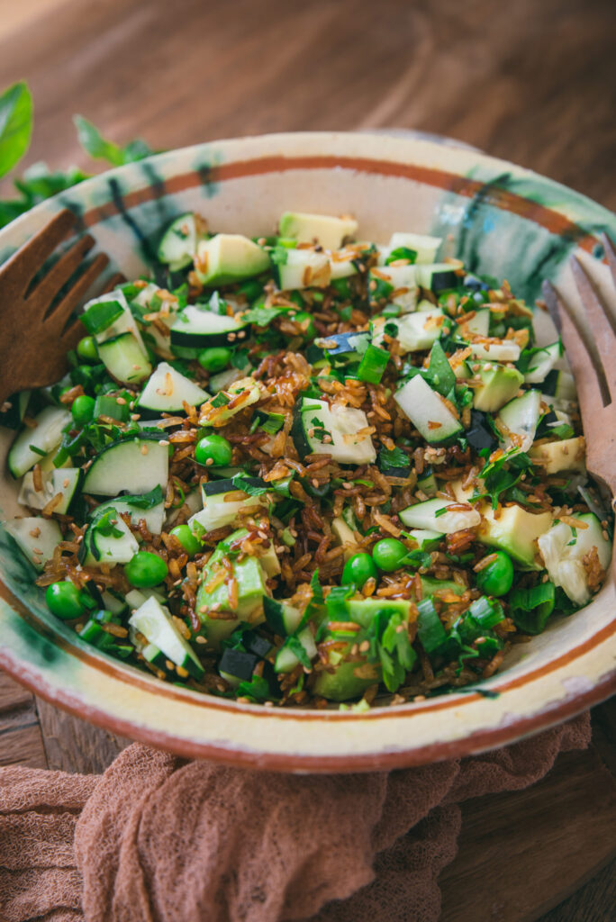 Salade de riz croustillant au concombre : une recette simple pour l’été en France.
