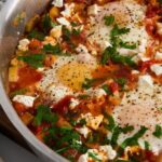 Recette de shakshuka à la feta : un plat traditionnel du Moyen-Orient à découvrir.