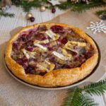 Tarte fine au camembert et cranberry : une recette festive pour les repas de fin d’année.