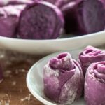 Recette de puto à l&rsquo;ube en forme de rose, spécialité culinaire des Philippines.