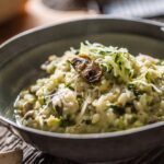 Risotto crémeux aux courgettes, champignons et parmesan : une recette italienne traditionnelle.