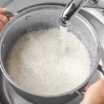 Lavage du riz : recommandations de l&rsquo;OMS sur le rinçage avant cuisson
