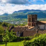 Un village des Pyrénées attire les passionnés d’histoire avec ses deux cathédrales et son palais.