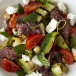 Recette de salade au bœuf, courgettes grillées et feta pour un repas équilibré et rapide.