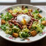 Salade lyonnaise sans gluten : recette authentique à l’œuf poché proposée par des chefs lyonnais.