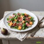 Salade méditerranéenne avec figues, melon et jambon cru : une recette estivale simple et saine
