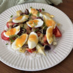 Salade de riz façon Niçoise : une recette traditionnelle de la cuisine méditerranéenne.