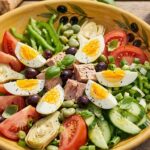 La salade niçoise traditionnelle : un plat emblématique de la cuisine saine française.