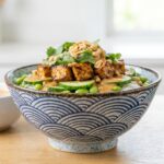Salade de vermicelle de riz au tempeh mariné : une recette végétale en plein essor dans la cuisine asiatique.