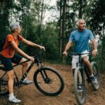 Le vélo comme solution pour atténuer la douleur liée à l’arthrose du genou chez les seniors.