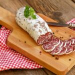 Poudre blanche sur le saucisson : rôle et bienfaits pour la conservation alimentaire
