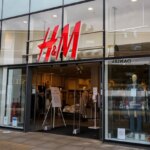 La blouse H&M des années 2000 fait son retour sur les podiums de la mode actuelle.