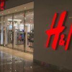 H&M présente une robe automnale fluide adaptée à toutes les silhouettes pour la rentrée.