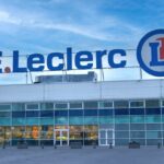 Après 42 ans chez Leclerc, une employée prend sa retraite en pleurs.