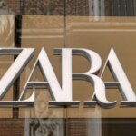 Zara présente un t-shirt à manches longues, alternative à la marinière classique pour la rentrée.