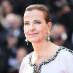 Carole Bouquet évoque un traitement anti-âge pour réduire rides et relâchement cutané.