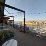 Le bar-restaurant du Sofitel à Marseille offre une vue panoramique sur la ville.