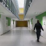 Arracheur de colliers près de Bordeaux identifié et extrait de prison par les autorités.