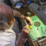 L&rsquo;horloger Jacques Bianchi préserve l&rsquo;héritage horloger de Marseille avec des techniques traditionnelles.