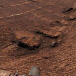 Curiosity traverse pour la première fois un damier de fissures hexagonales sur le mont Sharp.