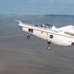 Le M2-F1, développé par la NASA, réalise son premier vol plané sans ailes.