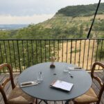 Gilles Pudlowski analyse la gastronomie française à travers des établissements renommés.