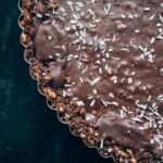 Recette de tarte au chocolat et noix de coco sans cuisson pour un dessert simplifié