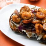 Préparation de tartines aux mirabelles : une recette simple à réaliser en cuisine.