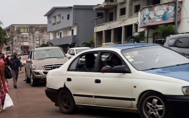 À Libreville, la prise de taxi soulève des inquiétudes sur la sécurité des trajets.