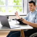 Télétravail et handicap : ajustements nécessaires pour les postes à domicile en France.
