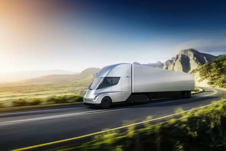 Tesla Semi entre en Europe : la stratégie risquée d’Elon Musk face aux poids lourds établis.