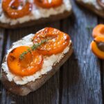 Recette de toasts aux abricots rôtis avec fromage frais et miel pour un apéritif savoureux