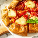 Recette estivale : tarte légère aux tomates, pesto et mozzarella par une diététicienne.