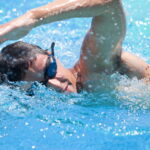 Natation : éviter l’erreur du « toucher bonnet » pour améliorer la technique de crawl